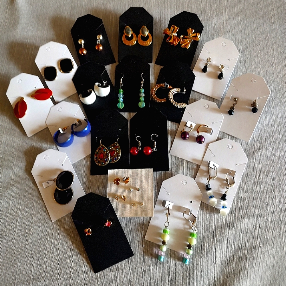 19 PAIRS OF EARRINGS